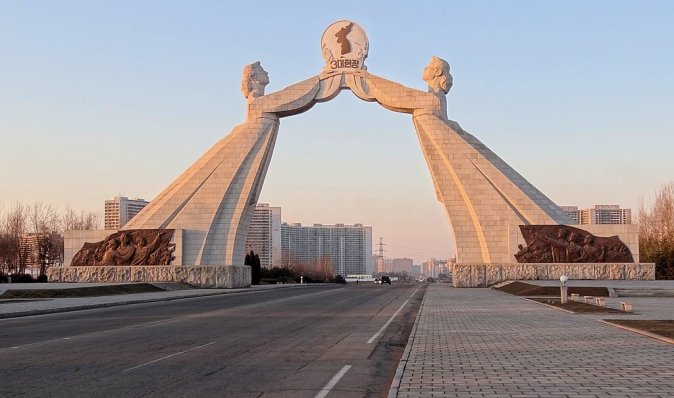 Відмовились від миру: в КНДР знесли пам'ятник, який символізував об'єднання двох Корей (фото)