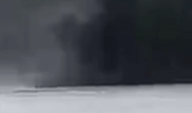 "Первый раз в жизни вижу": в Киеве на озере пронесся водяной торнадо (видео)