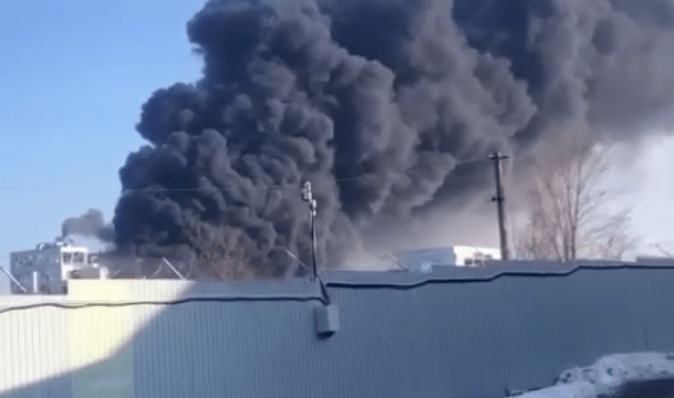 Небо в диму: у Ростовській області горить поліефірний завод, є поранені (відео)