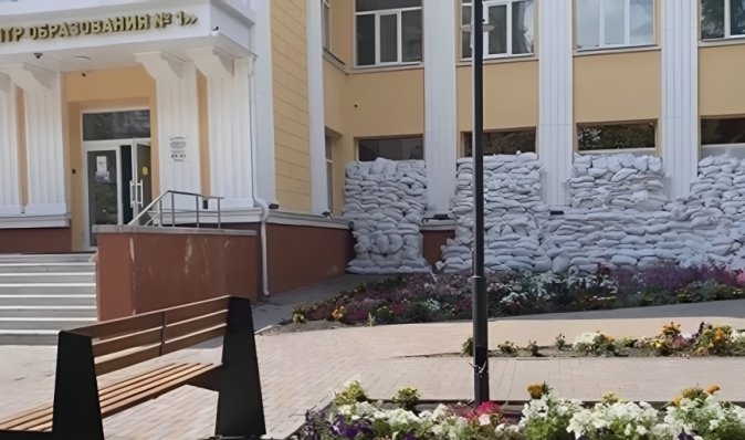 Перед навчальним роком: у Бєлгороді вікна перших поверхів шкіл закривають мішками з піском (відео)