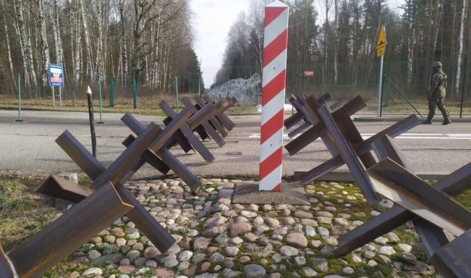 Тягнуть драбини і "озброїлися" ножицями по металу: кордон Польщі штурмують нелегали (відео)