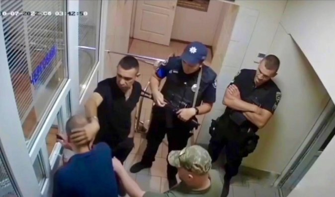 Поліцейські спостерігали з посмішкою: ДБР проводить розслідування через побиття чоловіка в ТЦК (відео)