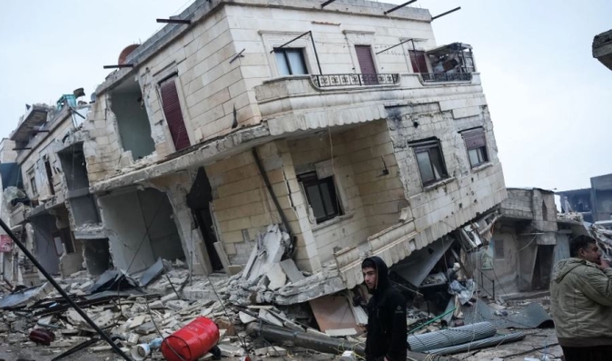 Последствия турецкого бедствия: в Малатье одновременно снесли взрывчаткой 9 многоэтажек (видео)
