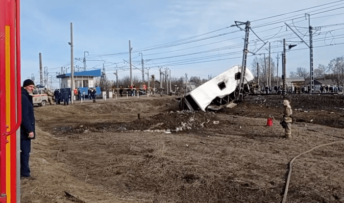 "Не зміг би зупинитися": у РФ поїзд протаранив автобус, є жертви (фото, відео)