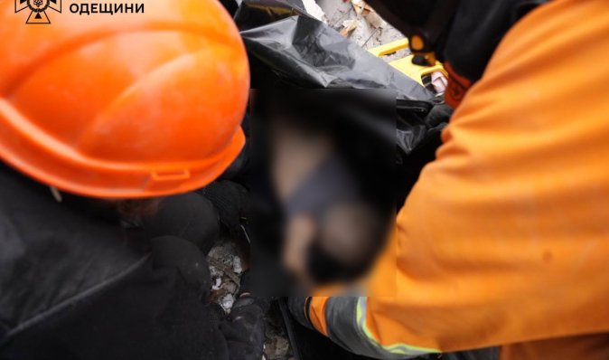 Удар по багатоповерхівці в Одесі: з-під завалів дістали загиблу трирічну дитину (фото)
