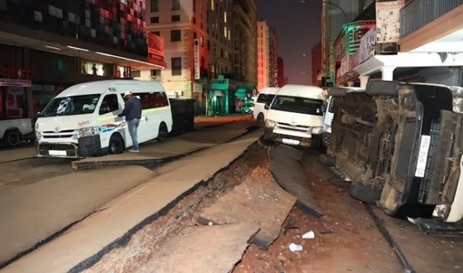Дорога провалилася: у центрі одного з найбільших міст ПАР пролунав вибух (відео)