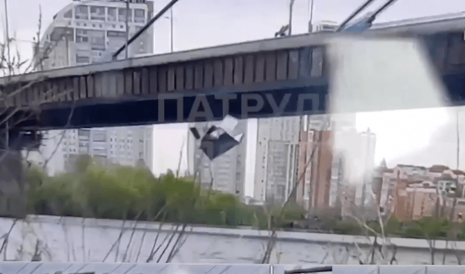 Плохо закрепили трос: в Киеве с моста упал в реку Днепр металлический бокс (видео)