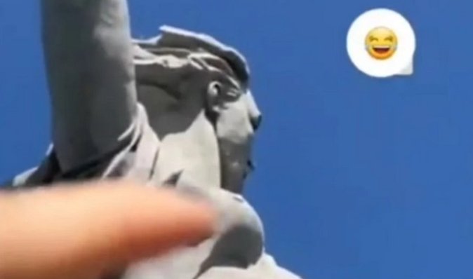 "Промацала" груди Батьківщини-матері: росіянку затримали за осквернення пам'ятника (відео)