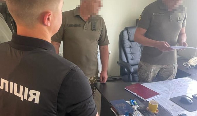 В Україні затримали 4-х посадовців військкоматів, які за гроші допомагали ухилятися від призову