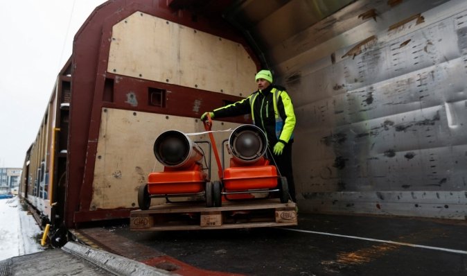 СМИ показали, как из Праги перевозят генераторы и обогреватели для жителей Украины (фото)