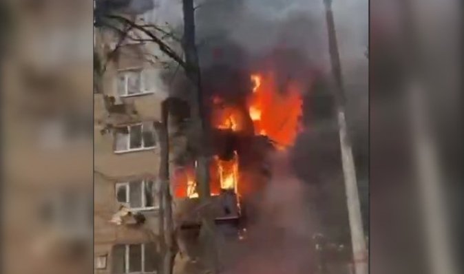 Армия РФ ударила ракетами по Киеву: горит жилой дом в Печерском районе (видео)