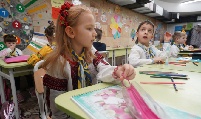 Лишь половина украинских детей за рубежом посещает школу: в УВКБ ООН назвали основные причины