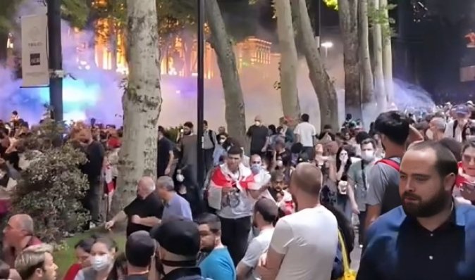 Штурм парламента, стычки с полицией: в Грузии тысячи людей вышли на протесты (фото, видео)