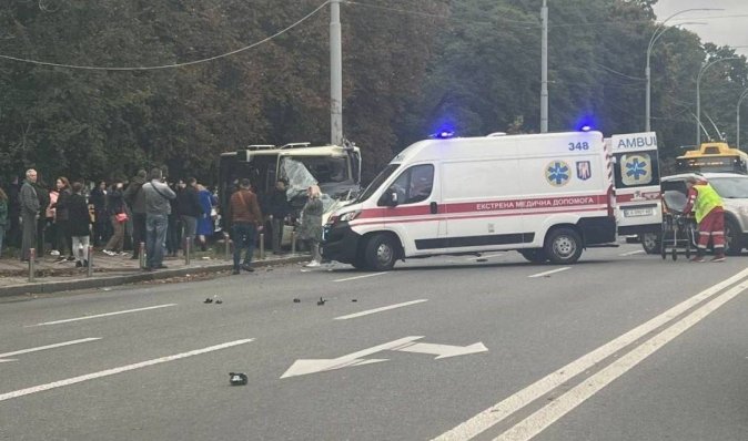 В Киеве Mercedes врезался в маршрутку, наполненную людьми: много пострадавших (видео)