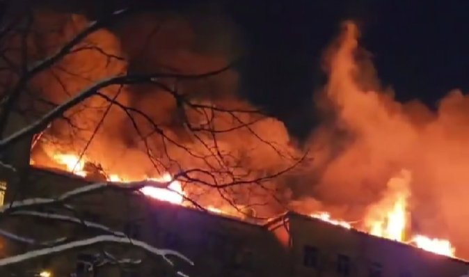 Вогонь охопив 4000 кв метрів: у Москві загорілася житлова багатоповерхівка (відео)