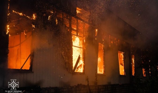 Вогонь охопив будівлю: у Києві сталася масштабна пожежа, — ДСНС (фото)