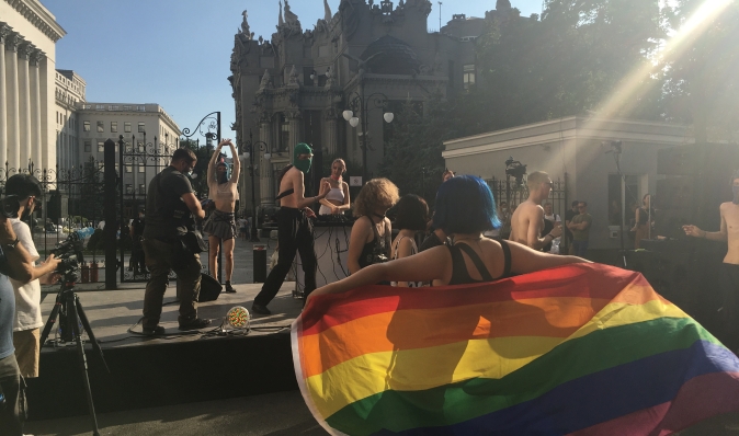 Під стінами Офісу президента в Києві почався ЛГБТ-рейв (фото, відео)