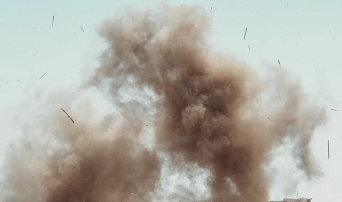 В небе авиация: в оккупированном Мариуполе раздался мощный взрыв (видео)