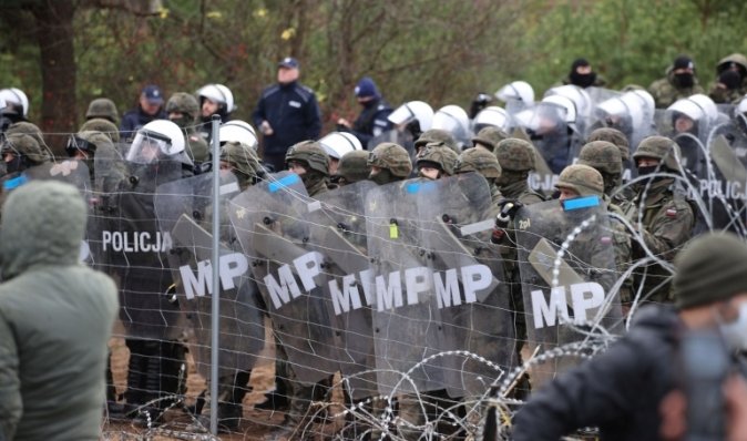 Польша последние двое суток фиксировала почти 500 попыток нелегального пересечения границы из Беларуси (видео)