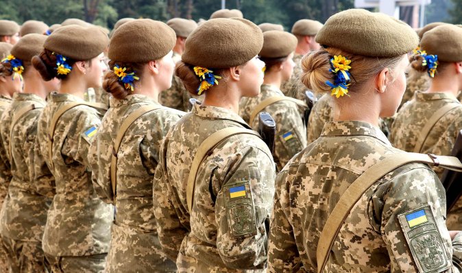 "Готові чоловіка витягувати з буса": командир ЗСУ висловився про мобілізацію жінок в Україні