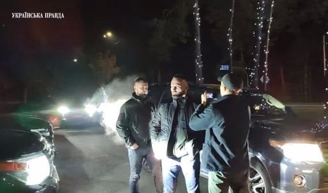 На журналіста Михайла Ткача напали під час зйомки біля ресторану на Київщині (відео)