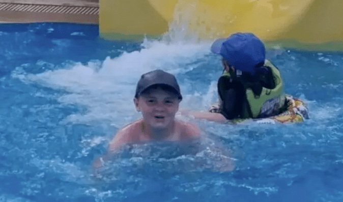 Став героєм: 10-річний хлопчик витягнув дитину, що потопає, з дна басейну (фото)