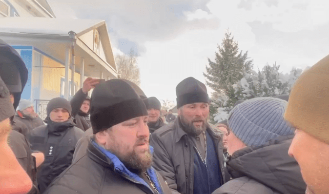 "Почему не на передовой?": священники УПЦ МП устроили перепалку с военными под Хмельницким