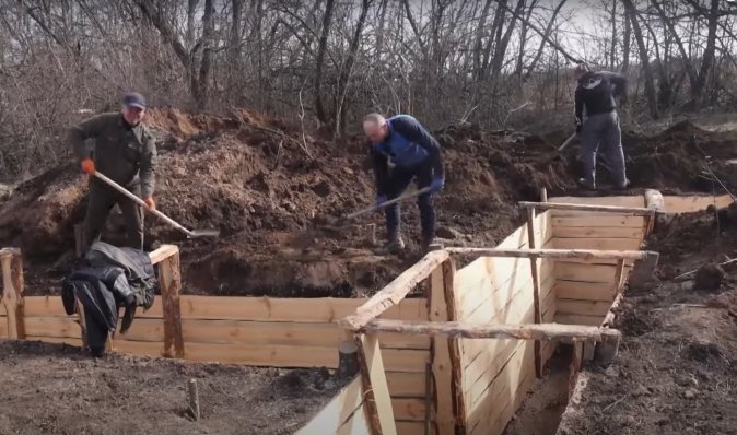 Копають лопатами впритул до кордону: як влаштована лінія оборони під Харковом, — Bild (фото)