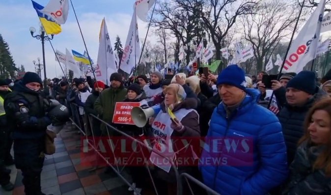 Обстановка накаляется: "ФОПы" пришли митинговать под Верховную Раду (видео)