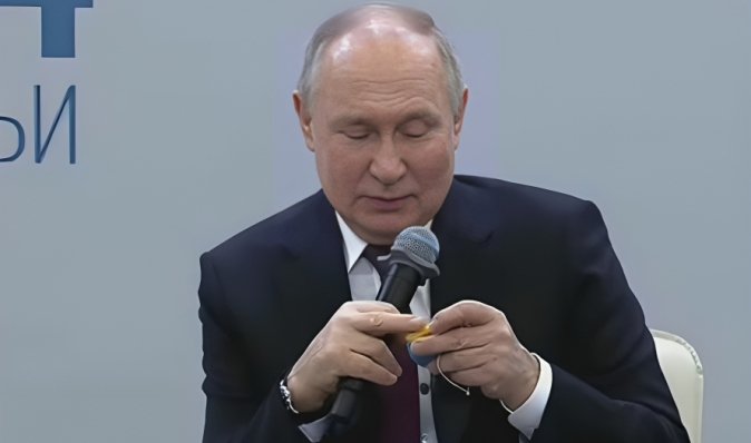 Тролінг 10 із 10: Путіну подарували талісман у кольорах українського прапора (відео)