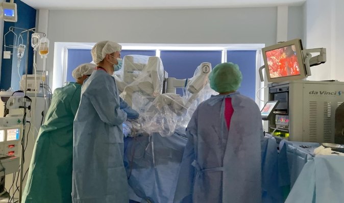 У Львові хірурги за допомогою робота Da Vinci видалили пухлину 4-річній дівчинці (фото)