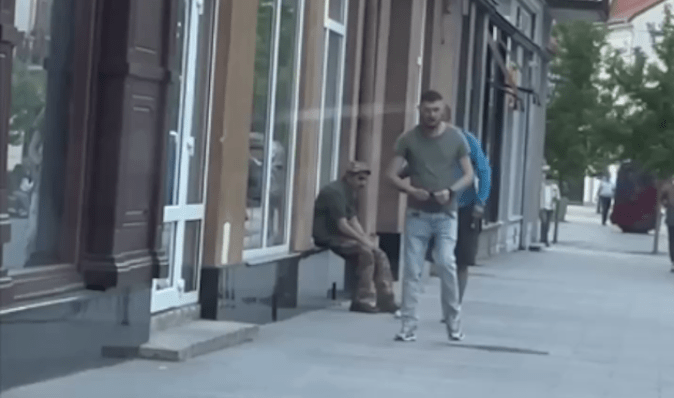 На Закарпатье с военного сорвали шевроны: что известно об инциденте (видео)