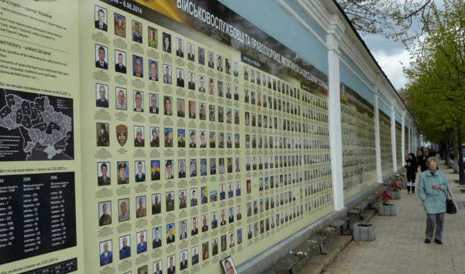 Со Стены памяти в Киеве начали исчезать фото погибших: подробности скандала (видео)