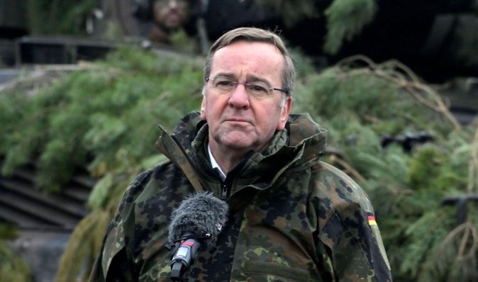 С неанонсированным визитом в Киев прибыл министр обороны Германии (видео)