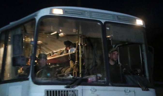 Близько 10 автобусів із українськими військовими виїхали із заводу "Азовсталь" (фото)
