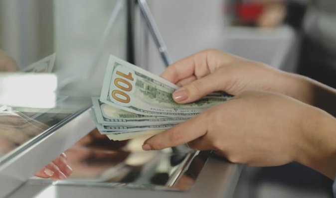 Не потрібно підтверджувати: НБУ змінив правила безготівкового продажу валюти українцям