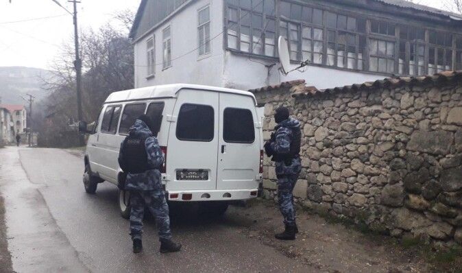 Обыски в оккупированном Крыму: силовики пришли сразу по нескольким адресам