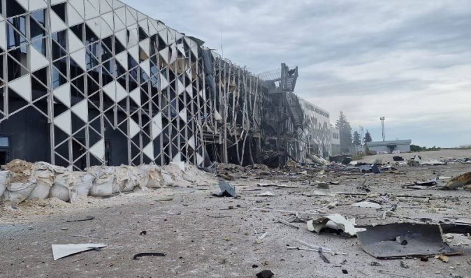 Росіяни завдали удару по аеропорту в Запоріжжі (відео)