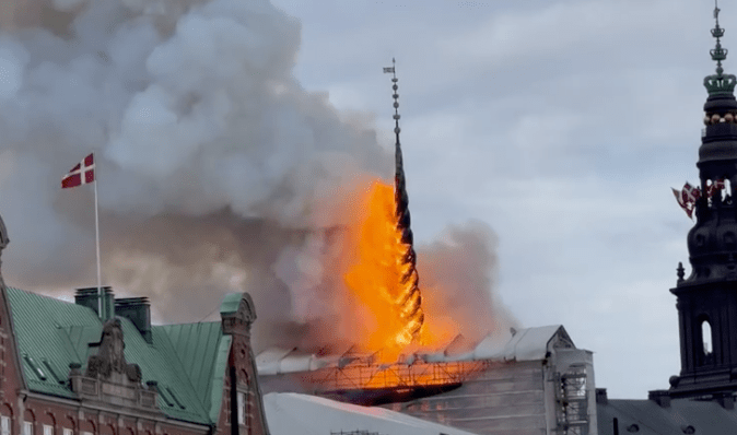 Символ міста: у Данії загорілася найстаріша у світі фондова біржа (фото, відео)