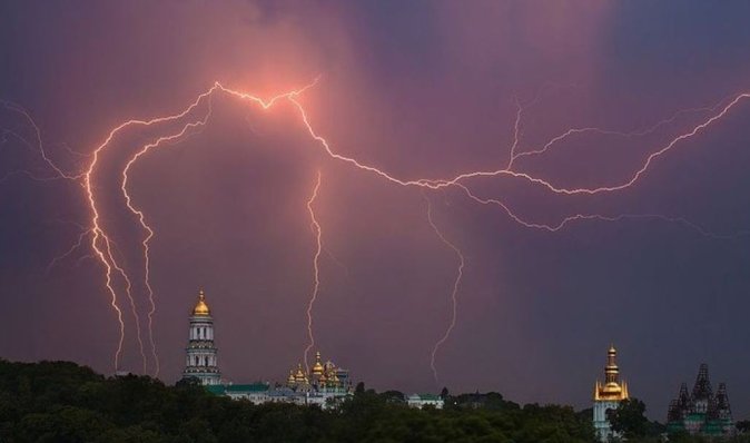 Грозы, туманы и жара: прогноз погоды на неделю в Украине (видео)