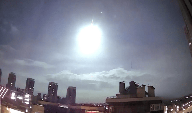 Спутник NASA или метеор: что известно о голубой вспышке над Киевом (фото)