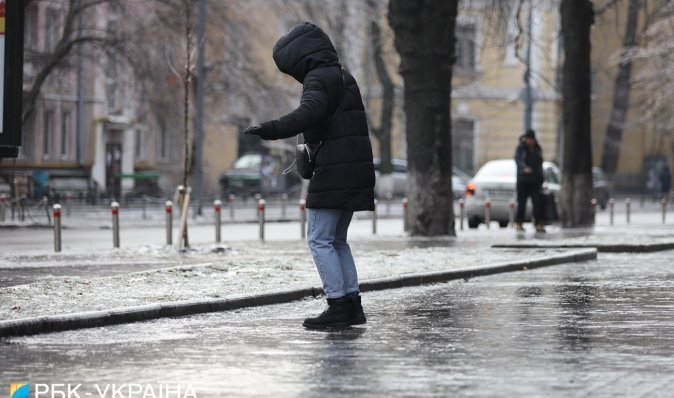 Дожди, снег и сильный ветер: в Украине объявили штормовое предупреждение (фото)