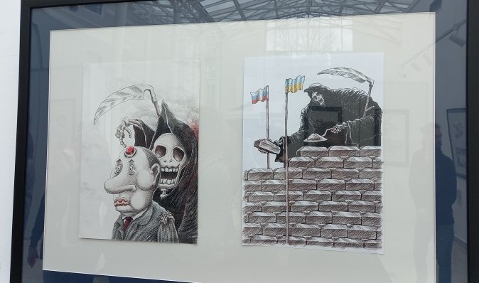 Нутро війни. У Києві відкрилася виставка жорстких карикатур на Путіна (фото)