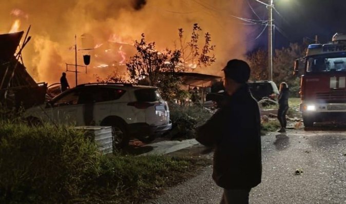 Почалася пожежа, є постраждалі: ППО РФ збила дрон біля Бєлгорода, — губернатор (відео)