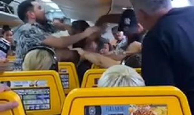 Не поділили: на борту літака Ryanair пасажири влаштували бійку за місце біля ілюмінатора (відео)