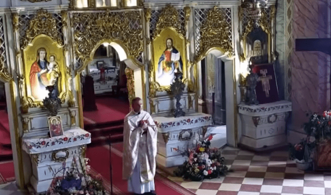 В Ужгороді священник закликав молитися за примирення українців із росіянами (відео)