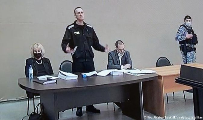 Политика Алексея Навального суд приговорил к 9 годам лишения свободы