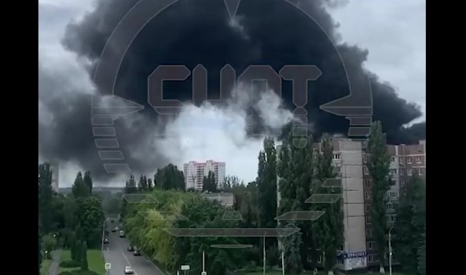 У Курчатові біля Курської АЕС масштабна пожежа: горить багатоповерховий будинок (відео)