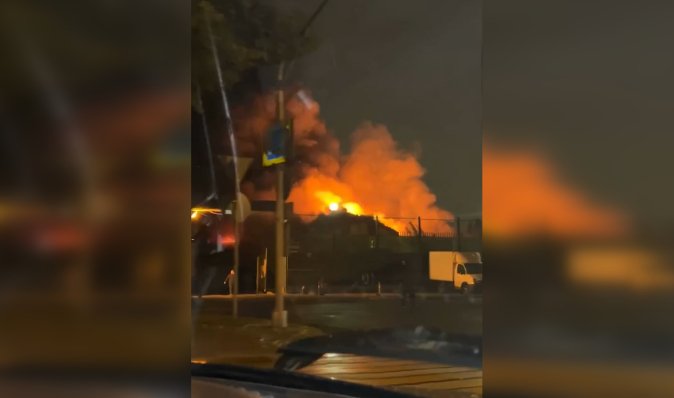 Масштабна пожежа в Москві: вогонь охопив 800 квадратних метрів (фото, відео)