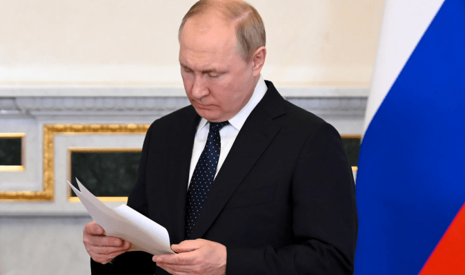Путин подписал указ о признании "иностранцами" украинцев без паспортов РФ в оккупации (документ)